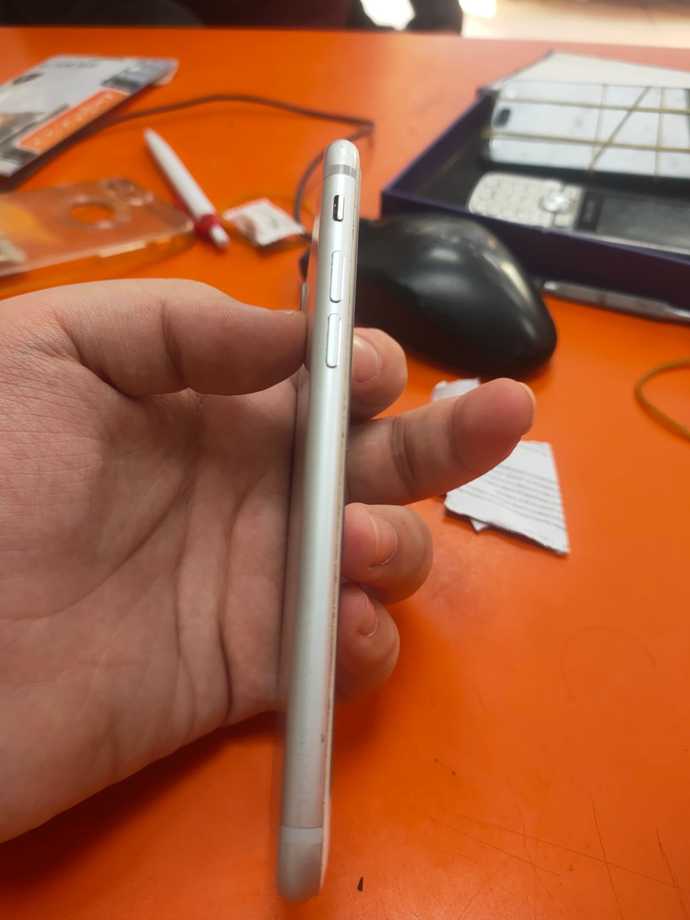 İPhone 8 ile takas ettim üste 2300 TL aldım nasıl iPhone 7im yeni aldım. Tr cihaz 32 hafıza gümüş renk dış kapakbeyaz renk ekran?
