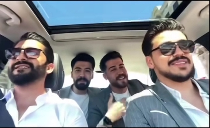 Bu dört kişiden birisi beni kaçırırsa sakın karışmayın ben razıyım 😃 bırakın parçalasınlar tamam mı?