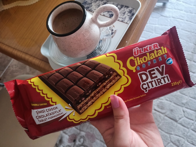 Kahveyi şekersiz içiyorum diye şöyle bir çikolata yiyorum yanına, diyetime çok sadığım dimi?