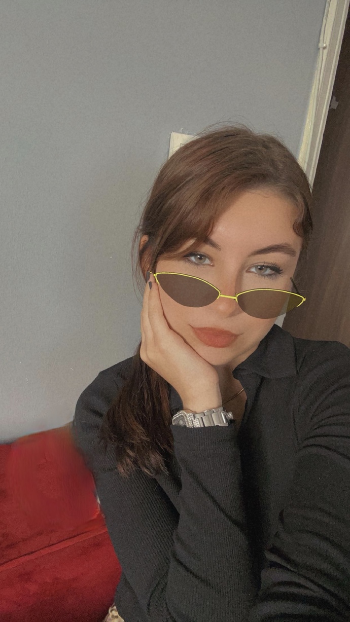 Bugünkü gözlüğüm yakışmış mı 😂?