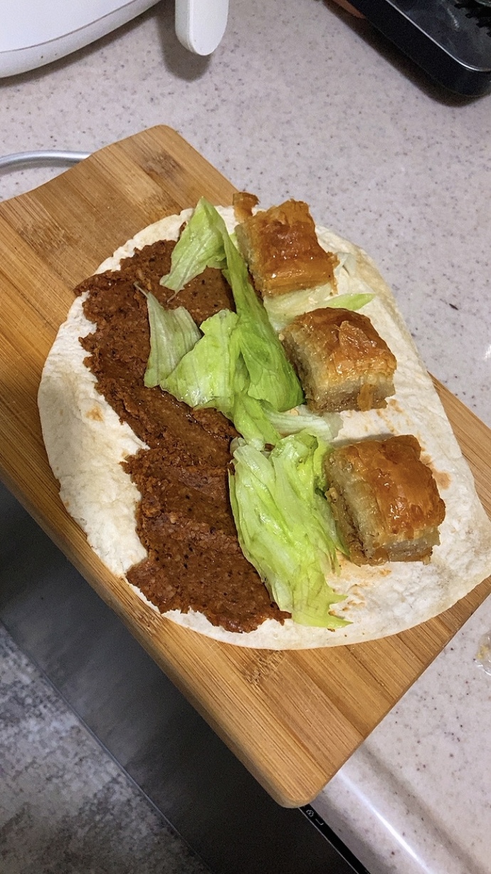 Çiğ köfte dürümün içine baklava konur mu 🤔?