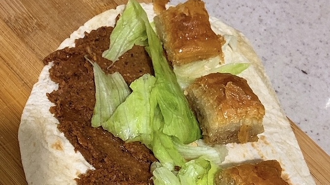Çiğ köfte dürümün içine baklava konur mu 🤔?