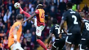 Galatasaray 4 - Elfsborg 3... Galibiyete rağmen skor aldatmasın, bu takım 3-5-2 ile başarılı olamaz! Ne düşünüyorsunuz?