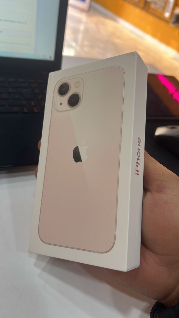 Arkadaşlar iphone 13 alıyorum turkcell bayisinden kutunun kenarı biraz sıyrılmış normal mi?