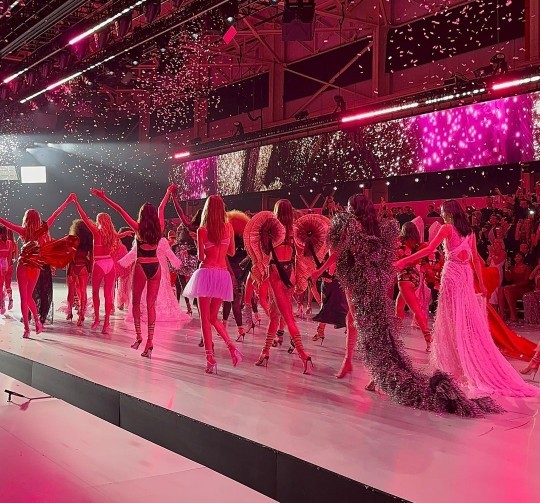 Kocanız moda defilesi izlemeye gidebilir mi?