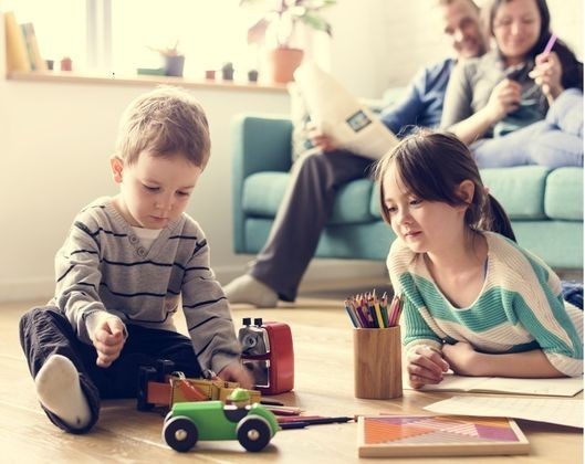 Evlatlık çocuklar koruyucu ailelere bağlanır mı? Onları ailesi gibi görür veya güvenir mi?