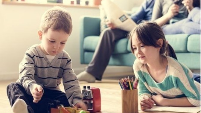 Evlatlık çocuklar koruyucu ailelere bağlanır mı? Onları ailesi gibi görür veya güvenir mi?