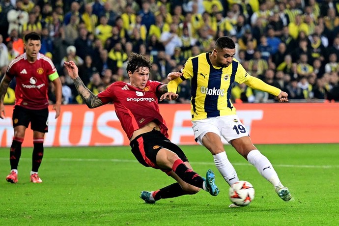 Fenerbahçe 1 - Manchester United 1.. Hakem rezaletine rağmen sarı lacivertliler kadıköyde önemli bir puan aldı! Ne düşünüyorsunuz?