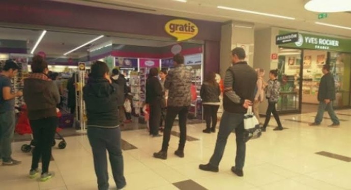 Gratis mağazasının önünde saatlerce sevdiğini bekleyen erkek mi yoksa kredi kartını ve şifresini veren erkek mi daha çekicidir?