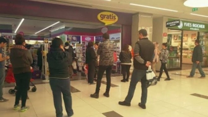 Gratis mağazasının önünde saatlerce sevdiğini bekleyen erkek mi yoksa kredi kartını ve şifresini veren erkek mi daha çekicidir?