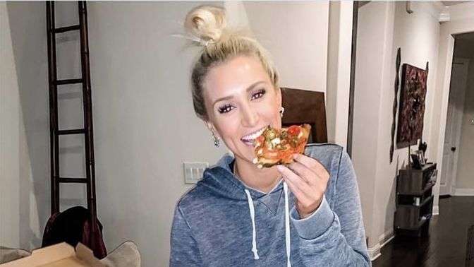 Pizzayı çatalla yiyen kızdan olur mu?