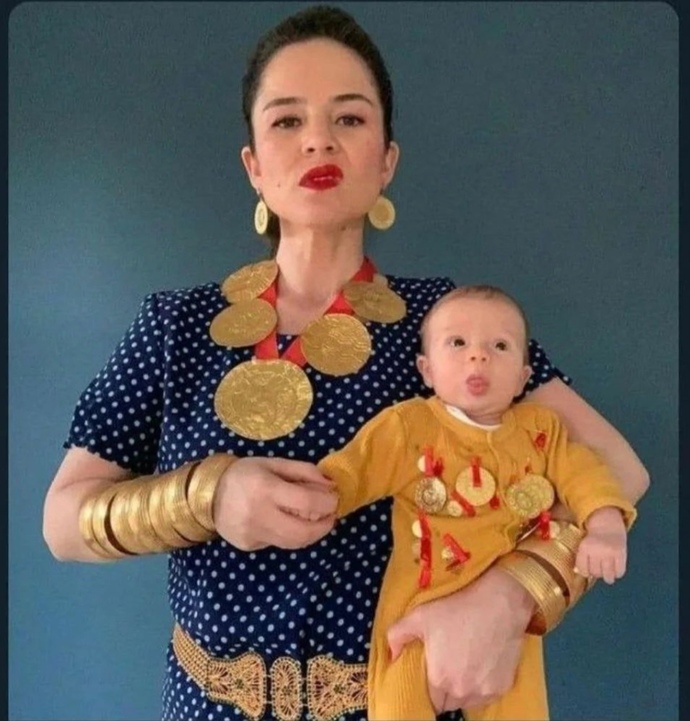 Şöyle mutlu bi aile tablosu , yanımda çocuğum🤭🤭 çok şeymi istiyoruz? anlamadım ki 🤭🤭🤭?
