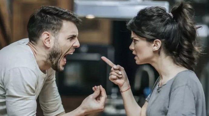 Sevgililerin birbirlerini aşırı bir şekilde kısıtlama ve kıskanma durumuna nasıl bakıyorsunuz?