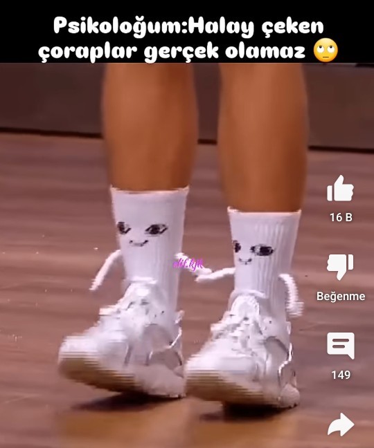 Erimin halay çeken çoraplarını gördünüz mü?