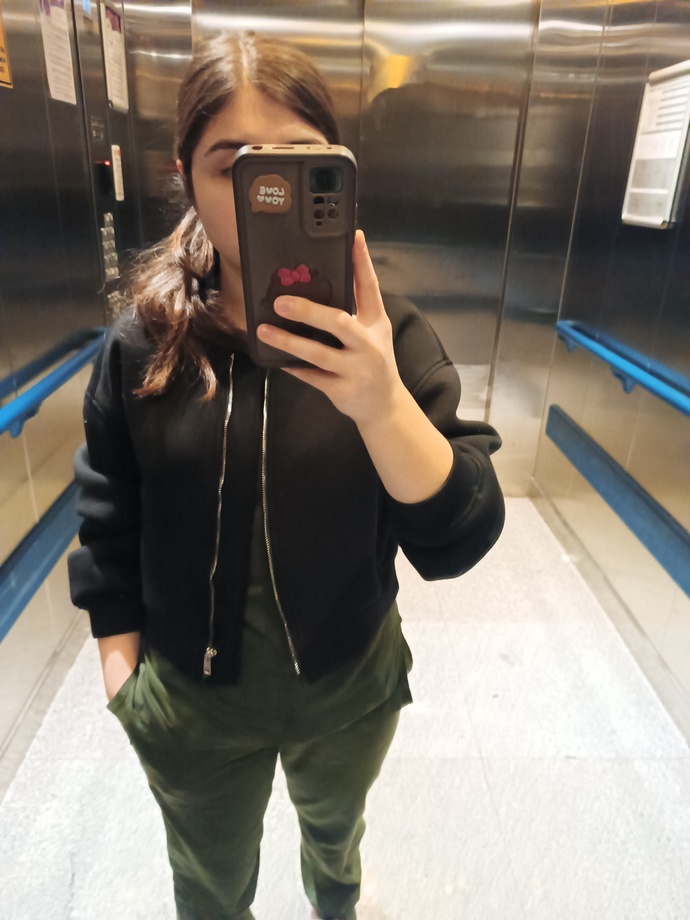 Her kızın telefon albümünde asansör aynasından çekilmiş pozu var mı?