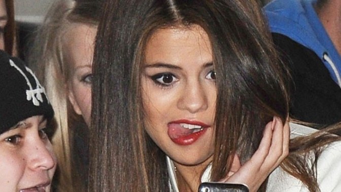 Selena gomez başka bir erkekle dans etmiş ne düşünüyorsunuz?