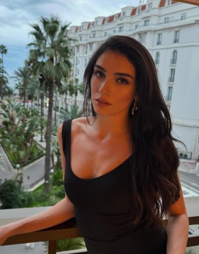 Hazar Ergüçlü Cannesda paylaştığı karelere beğeni yağdı! Sence nasıl?