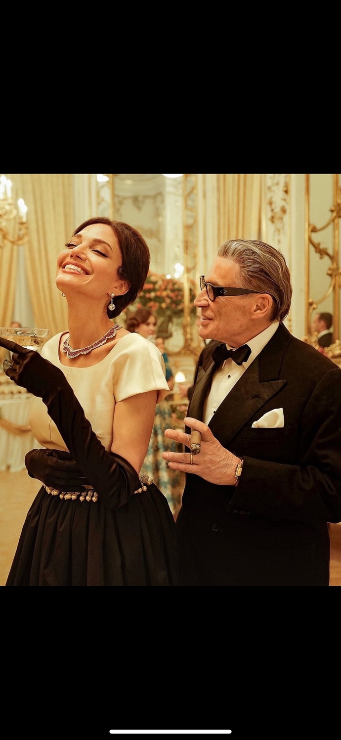 Halıuk bilginer film galasında angelina jolieyle takılmış. ne diyorsunuz beyler sizce ısırmış mıdır angelinayı?