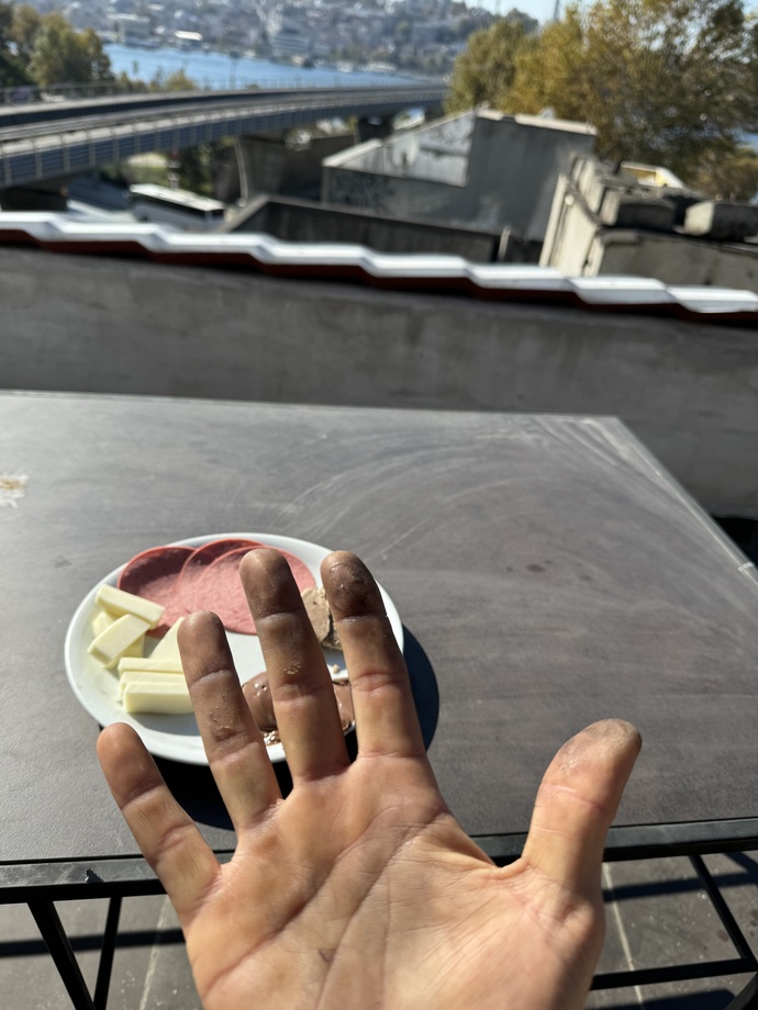 Sevgilimin ağzına bu parmaklarla kaşar peyniri tutup uzattım terketti beni. Ne yapsam döner sizce?