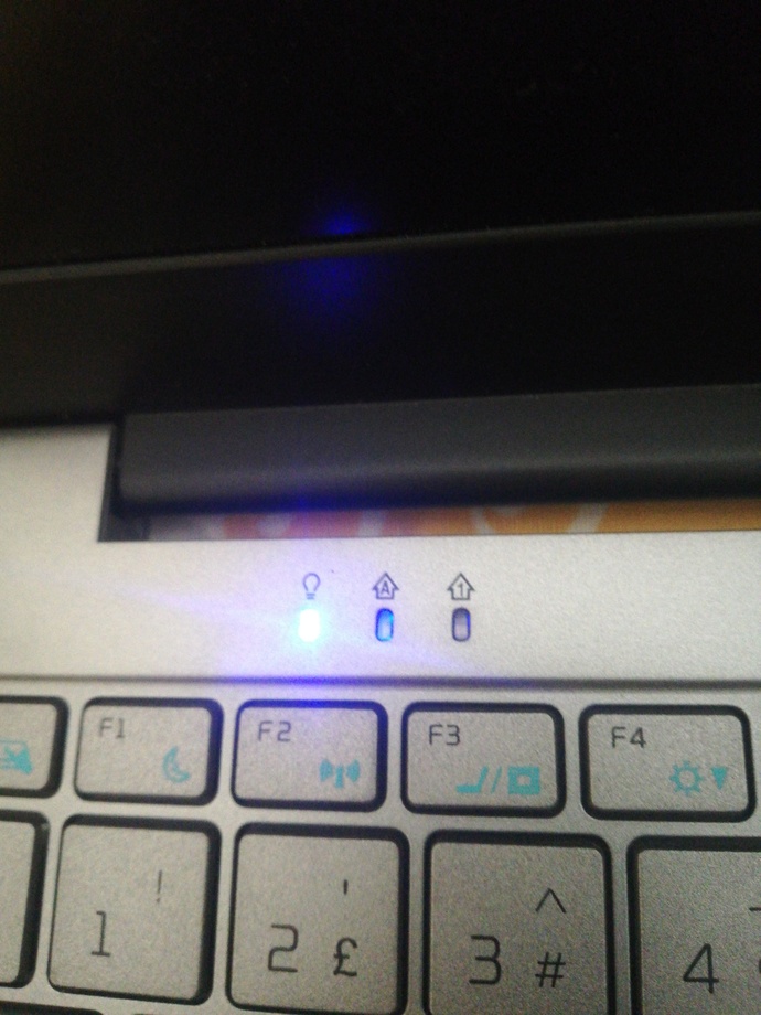 Laptop ekranı açılmıyor bu ışıklar yanıyor ama açılmıyor bu tuşların anlamı ne?