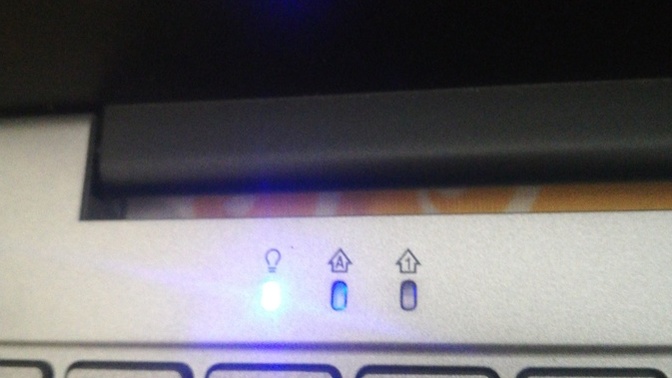 Laptop ekranı açılmıyor bu ışıklar yanıyor ama açılmıyor bu tuşların anlamı ne?