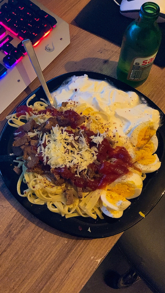 Siteden kiminle akşam yemeği yemek istersiniz 🤔?