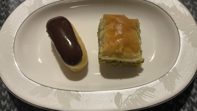 Fıstıklı baklava mı, ekler mi?