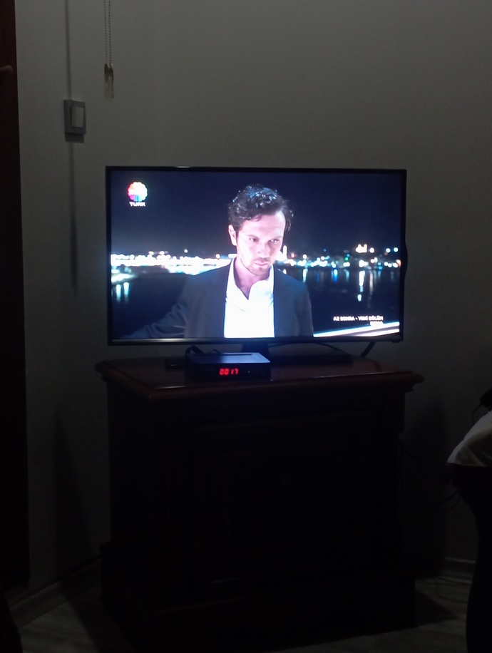 Aras Bulut İynemli sizce yakışıklı mı sempatik mi?
