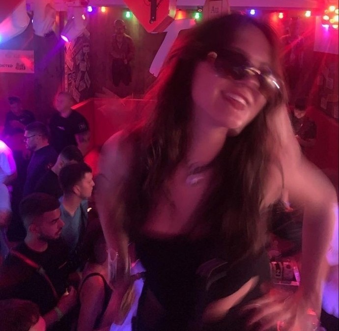 Gece kulübünde sevgiline baka baka dans eden karşı cinse o anki tepkin ne olurdu?