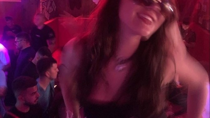 Gece kulübünde sevgiline baka baka dans eden karşı cinse o anki tepkin ne olurdu?