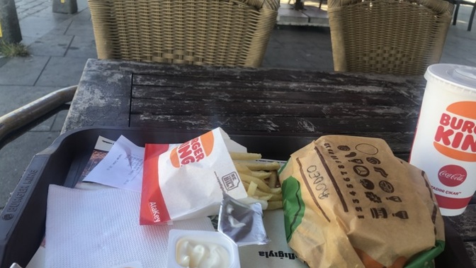 Yalnız yemek yemeyi sever misin?