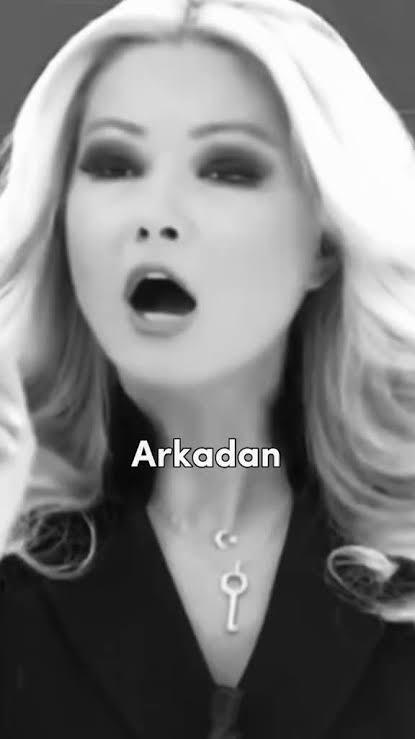 Birbirinin arkasından konuşup yan yana geldiklerinde birbirine iltifat eden insanları görünce tepkiniz ne oluyor 😂?