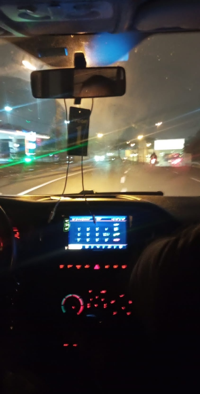 Arabayla gece boş boş gezmek çok güzel aktivite değil mi?