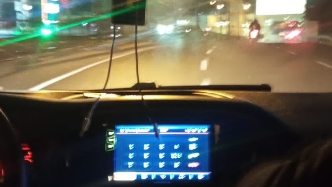 Arabayla gece boş boş gezmek çok güzel aktivite değil mi?