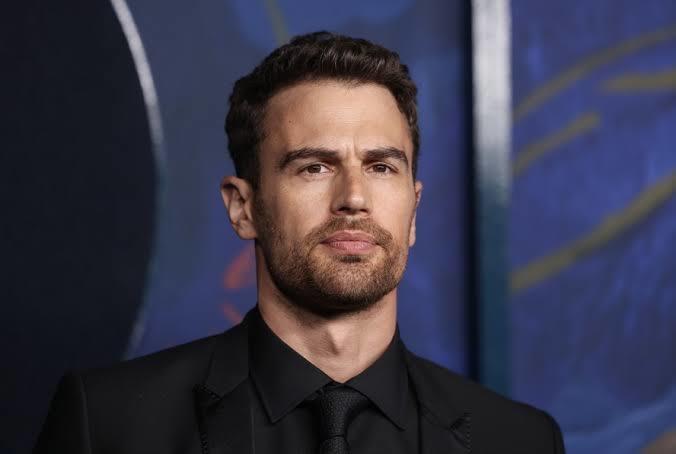 Theo James neden bu kadar yakışıklısın?