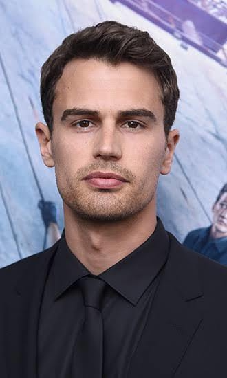 Theo James neden bu kadar yakışıklısın?