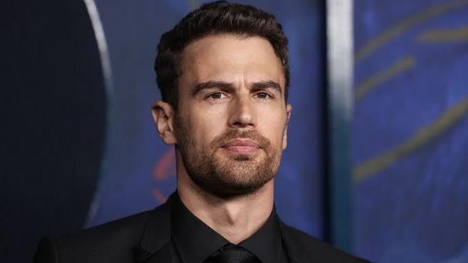 Theo James neden bu kadar yakışıklısın?