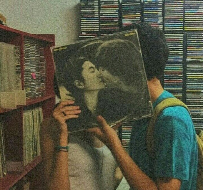 Tüm romantik ve tutkulu anlara yakışan parçaları var dediğin o müzik grubu veya şarkıcı kim?