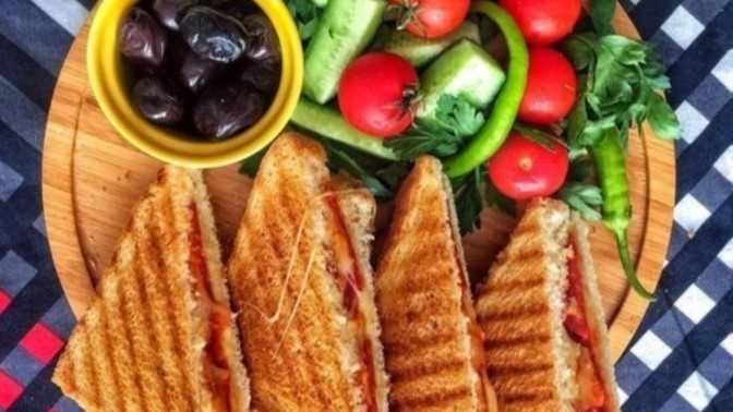 Kahvaltının vazgeçilmezi olan tostu neli seversiniz?