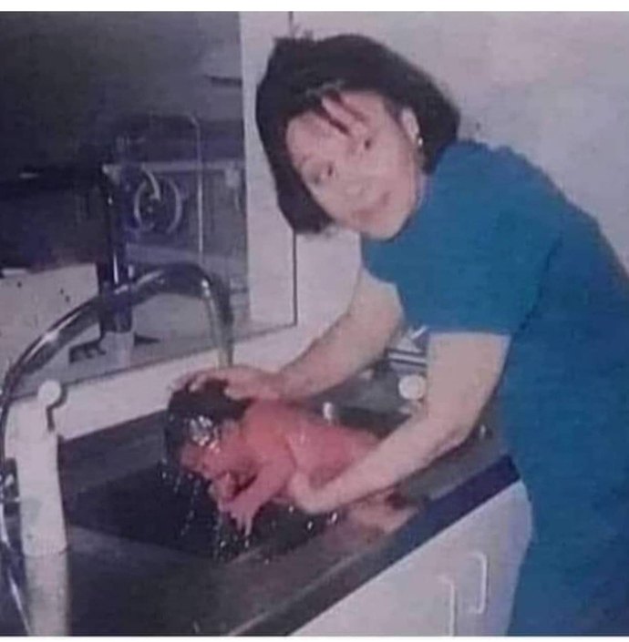 Dünyaya geldiğimde çekilen ilk resmim, ebeme baksanıza sanki bulaşık yıkıyor, kader ilk günden belli olur mu?🤭🤭?