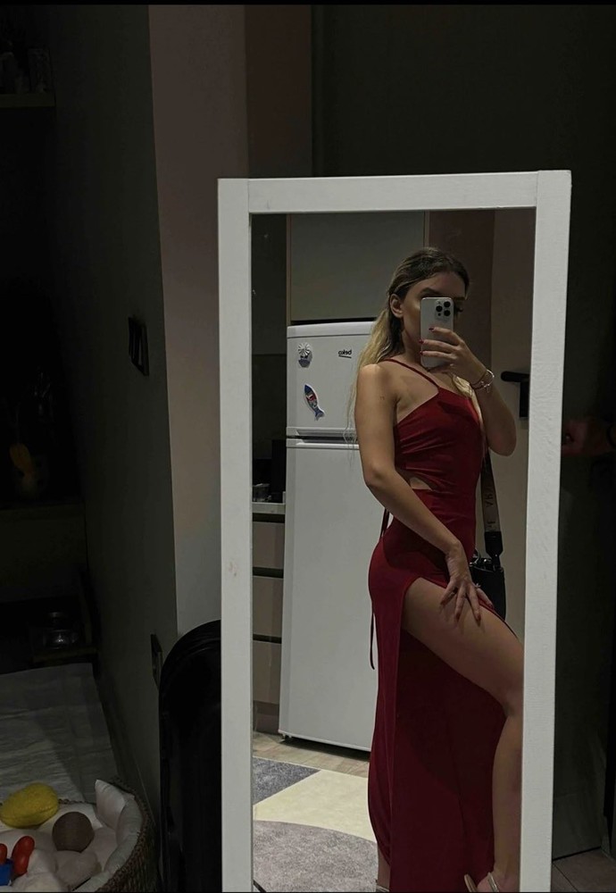 Çocuklu bir annenin böyle derin yırtmaçlı elbise giymesi abartı mı?