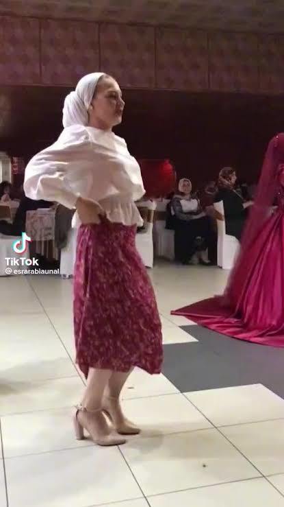 Sadece başı açık olup hertarafi kapalı olan mi daha tesettürlüdür yoksa başı kapalı olup makyaj yapan oje süren birisi mi?