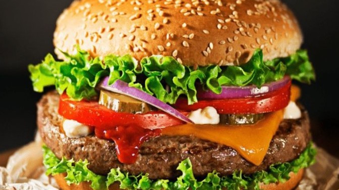 Hastasın ve on yıl boyunca aynı şeyi yemek zorundasın neyi yersin?