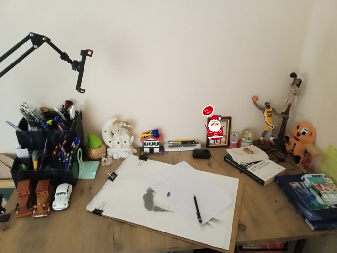 Çalışma masam çok mu erkeksi? Kadınsı bir çalışma masası nasıl olunur ki 🙄 ?