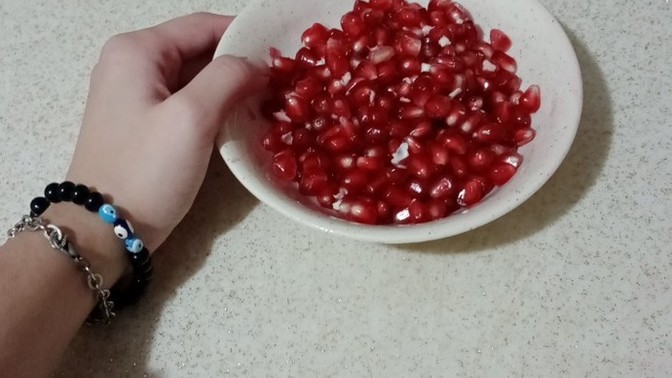 Nar ayıklıyorum size nar ayıklasam yer miydiniz?