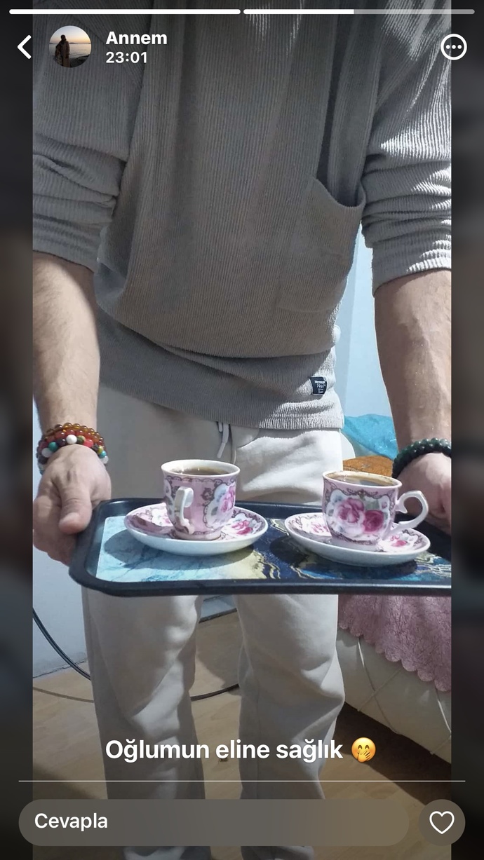 Annem beni wp durumunda paylaşmış sana kız bulucam diyor 😂 böyle düşer mi?