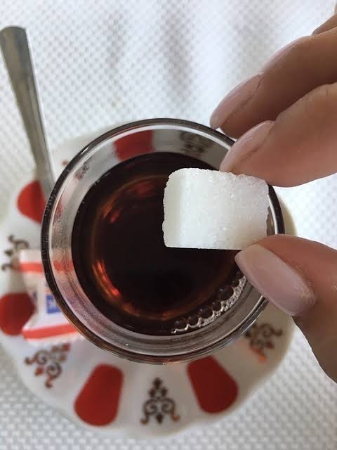 Çayı şekerli mi içersin, şekersiz mi?