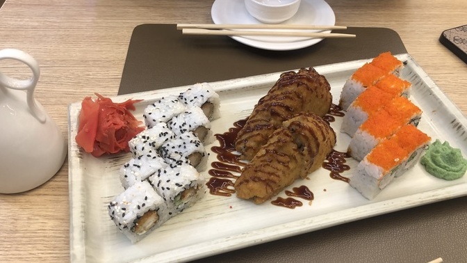 Sushi sever misinuz😋😋?