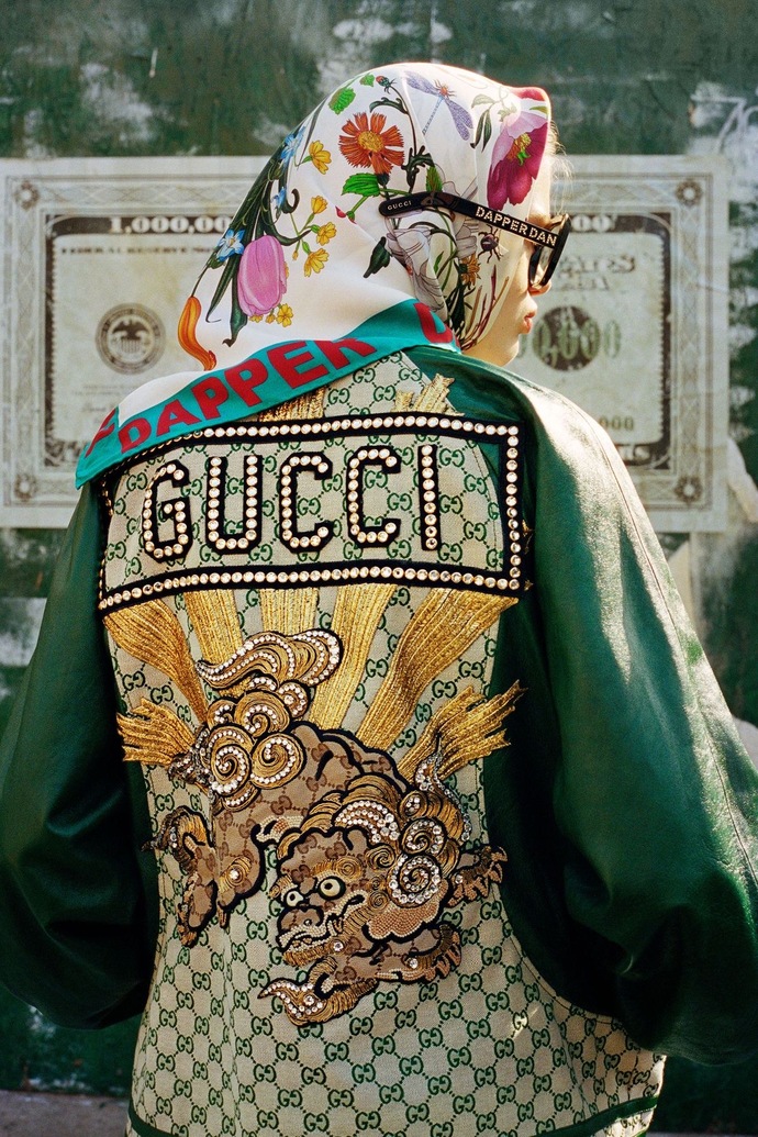 Teyzoşların kuyumcu çantası kullanması, Gucci gibi markaların ürünlerine kocaman logo koyup bize giydirmesiyle eş değer midir?