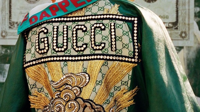 Teyzoşların kuyumcu çantası kullanması, Gucci gibi markaların ürünlerine kocaman logo koyup bize giydirmesiyle eş değer midir?